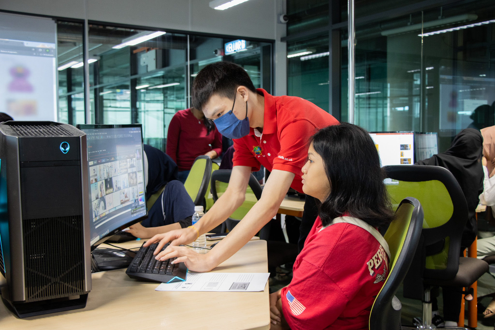 Computer Basics Session: PowerPoint & Canva Learning Section | Yayasan Chow Kit - 686b6dbcbe6c9_1751870908