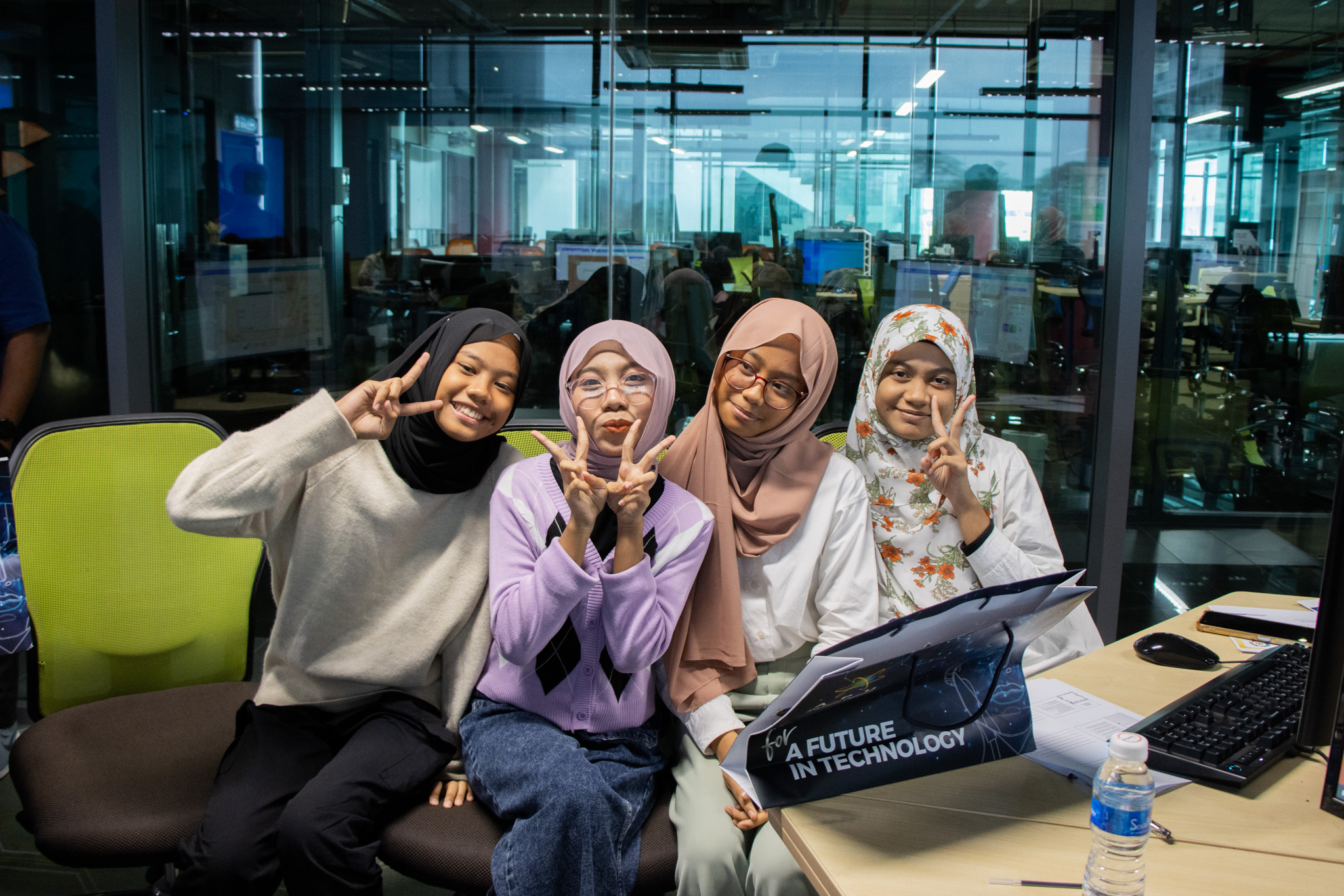 Computer Basics Session: PowerPoint & Canva Learning Section | Yayasan Chow Kit - 686b6de7dba92_1751870951